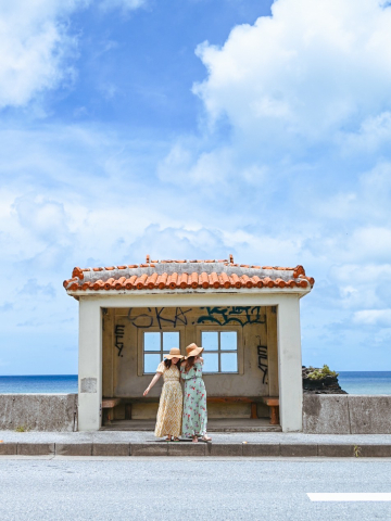 沖縄】海のそばにある赤瓦屋根の沖縄らしいバス停 | Trip.com 国頭郡