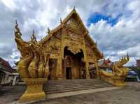 วิหารสีทองอร่ามงดงามเป็นเอกลักษณ์ ใจกลางเมืองน่าน