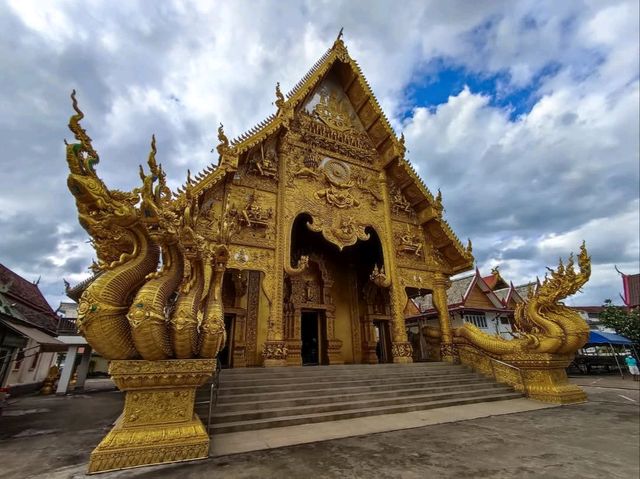 วิหารสีทองอร่ามงดงามเป็นเอกลักษณ์ ใจกลางเมืองน่าน
