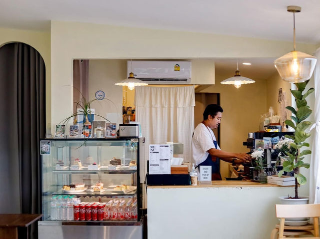 Lay Cafe Phuket คาเฟ่เล็กๆริมทะเล ฟีลเกาหลีเกาใจ 