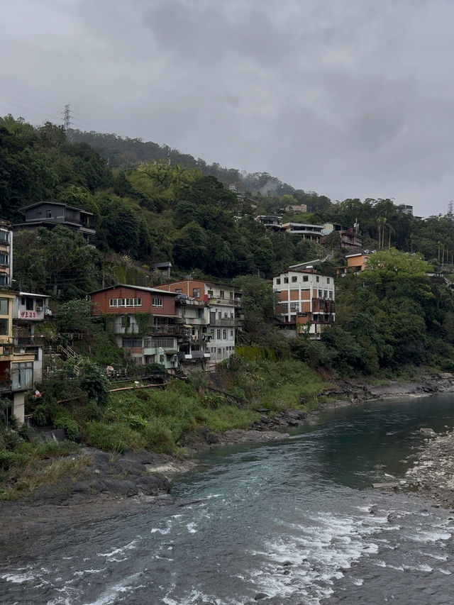 Retro Meal by the River in Wulai Old Street