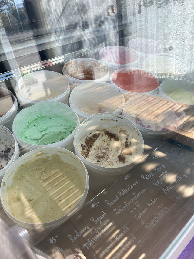 Yada House ไอศกรีมเบเกอรี่ นครพนม🍦