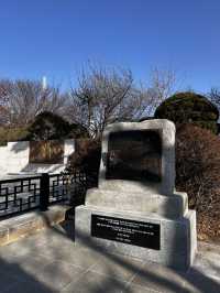 1950년 인청상륙작정의 성공을 기념하는 비문이 새겨져 있는 맥아더 장군 동상🇰🇷