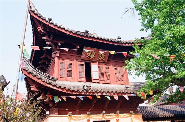 At the Rooster's Crow in Jiming Si Temple