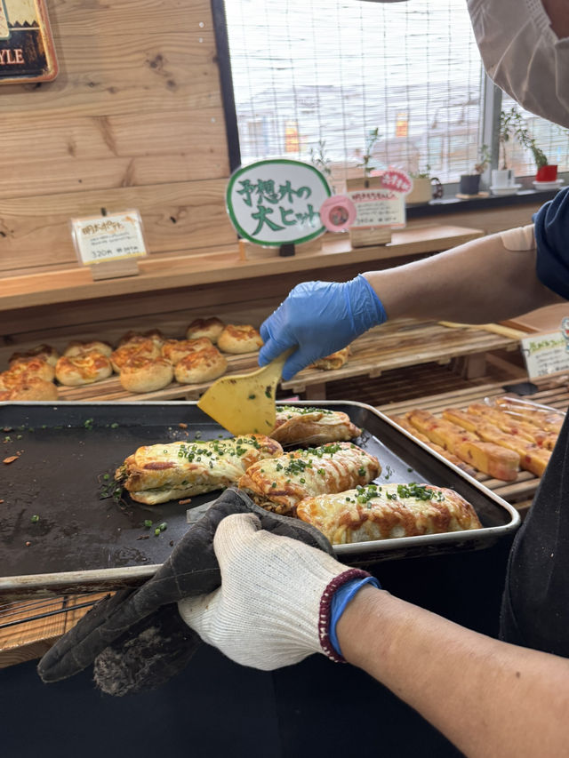 【福岡グルメ】焼きたてパンがたくさん並ぶ倉庫を改装した人気のベーカリー🍞