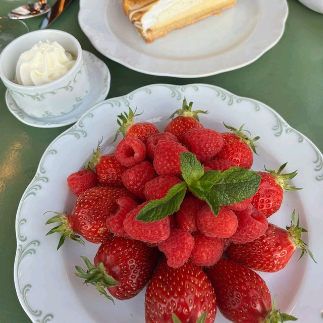Amazing service and food by the seine river