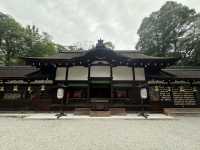 四季變幻中的靈性之旅：探訪京都賀茂御祖神社與其季節御守