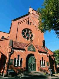 白俄羅斯著名古跡教堂景點：明斯克紅教堂Church of Saints Simon and Helena，適合打卡拍照