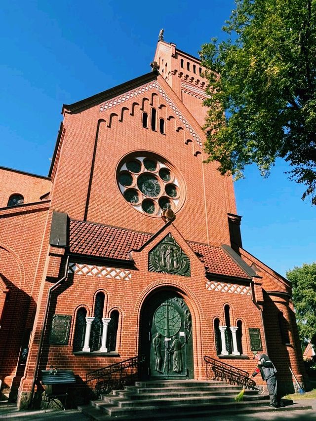 白俄羅斯著名古跡教堂景點：明斯克紅教堂Church of Saints Simon and Helena，適合打卡拍照