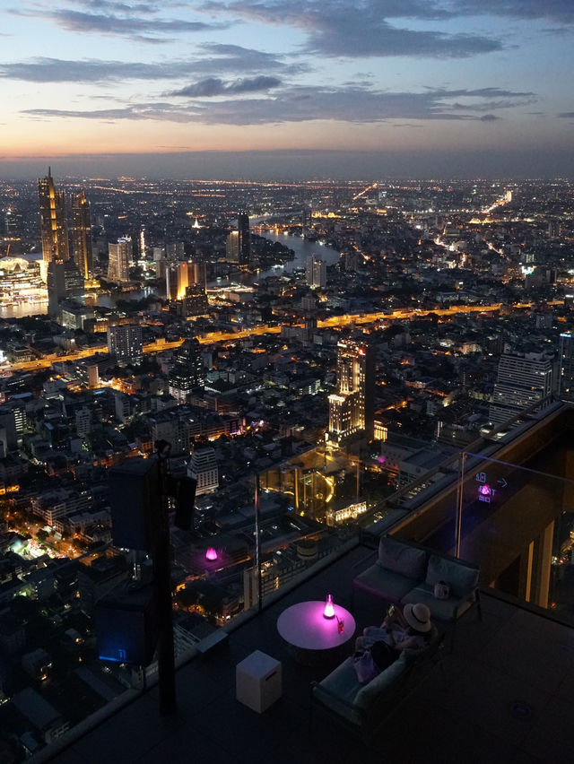 พาชมวิวตึกมหานครยามค่ำคืน 🌃