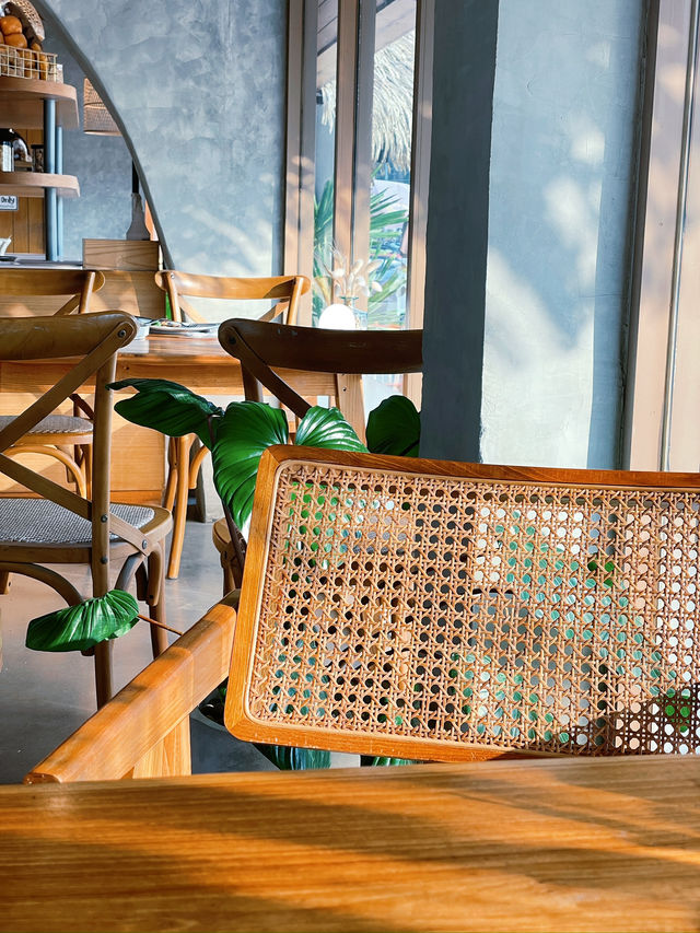 Aloha Beach Cafe ริมทะเล บรรยากาศดี 🍵