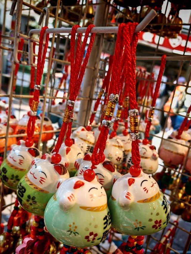 A Colorful Walk Through Culture – Exploring Chinatown, Singapore