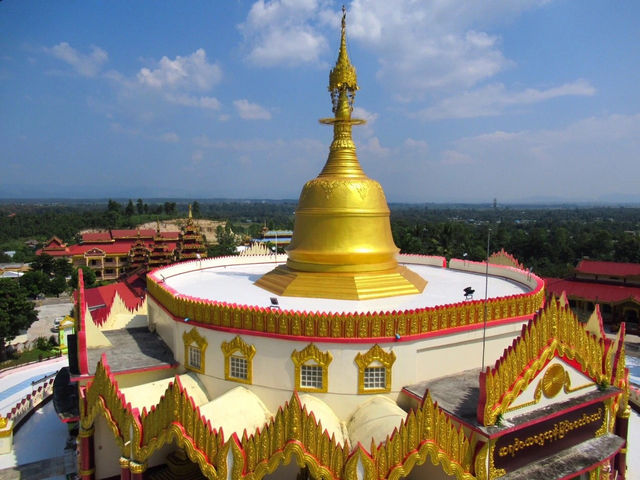 🌏 Myawaddy Mischief: Border Bazaars, Boat Rides & the Best Noodles You’ll Ever Cry Over