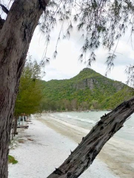 หาดสามพระยา