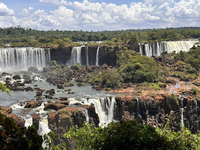 【イグアスの滝（ブラジル側）】“正面からぶつかる”世界三大瀑布のスケール感。