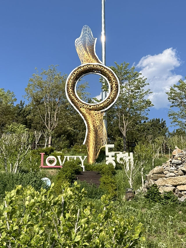 동해 추암 해변의 자연물과 🏞️멋진 조형작품의 조화를 볼 수 있는 동해 산책여행코스