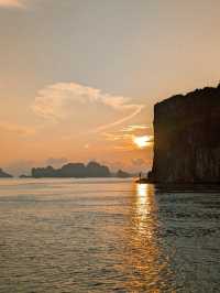 🇻🇳 Halong Bay – Part 2: Light, Stone, and Water — A Landscape That Changes You 🌊⛰