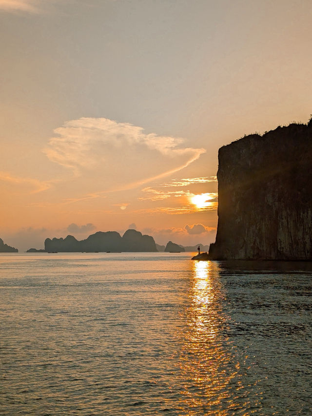 🇻🇳 Halong Bay – Part 2: Light, Stone, and Water — A Landscape That Changes You 🌊⛰