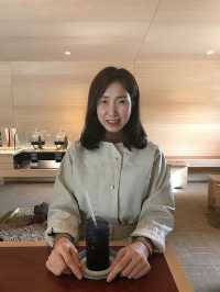 고즈넉한 기와뷰를 보며 커피를 마실 수 있는 북촌 카페
