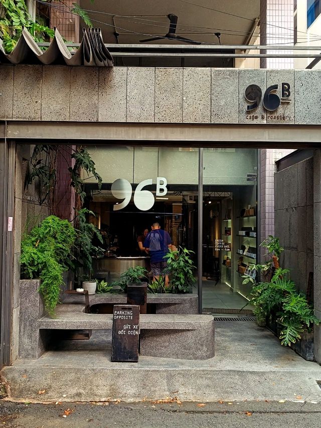 胡志明市工業風咖啡店 -- 96B Roastery 