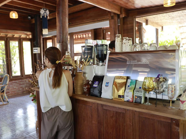 “หลงนา คาเฟ่” (Lhong Na Cafe)