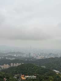 ไหว้พระในวันที่ฝนพรำ บรรยากาศสงบอย่างบอกไม่ถูก