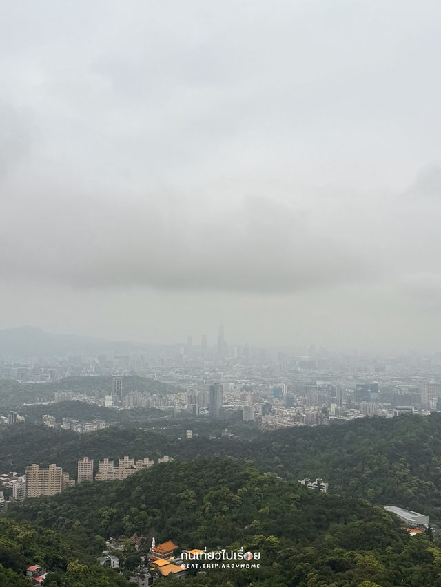 ไหว้พระในวันที่ฝนพรำ บรรยากาศสงบอย่างบอกไม่ถูก
