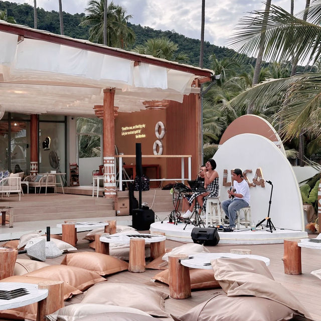 Luca Beach Club Sichon คาเฟ่และร้านอาหารริมทะเล