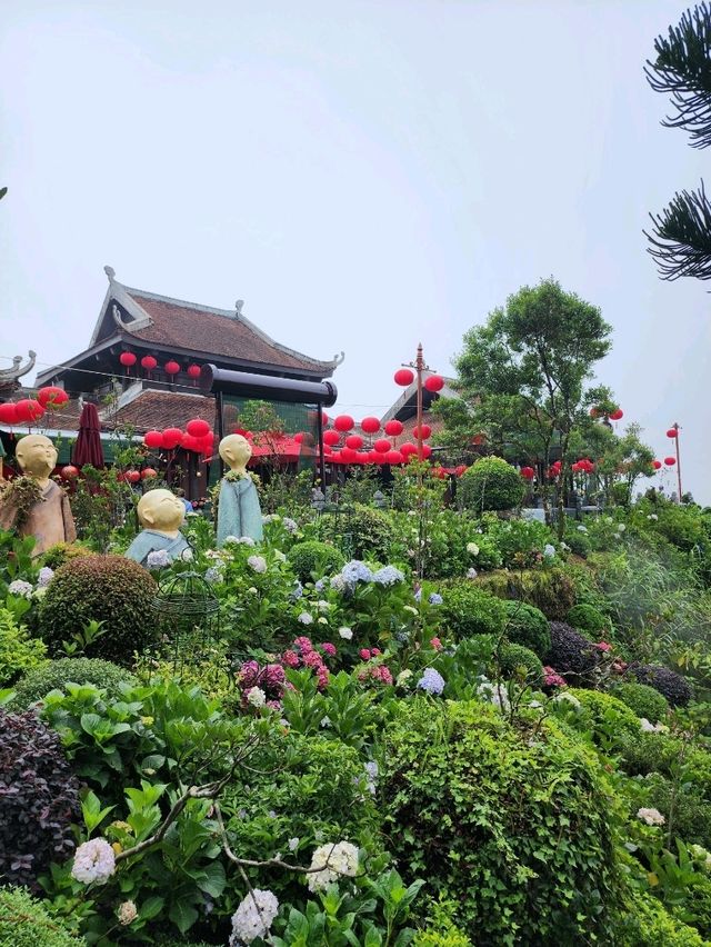 【ダナン/ベトナム】高台にある霧の中の9重の塔