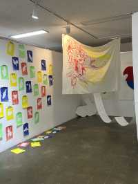 🎨 젊은 열정과 예술의 숨결, 홍익대학교 홍문관 1층 전시장