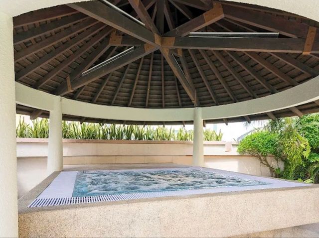 “Charming Retro Retreat: Spacious Family Suites with Heartfelt Service”