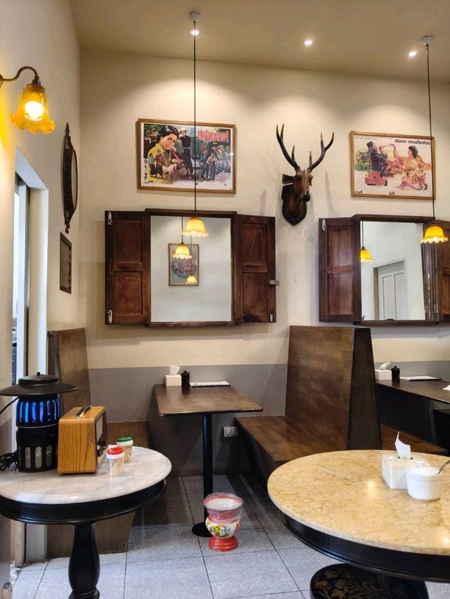 ร้านข้าวแกง style ย้อนยุค กรุงเทพกรีฑา