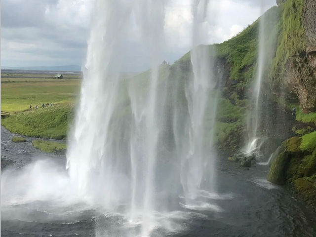 Seljalandsfoss: Iceland's Summer Must-See Waterfall! 🇮🇸💦