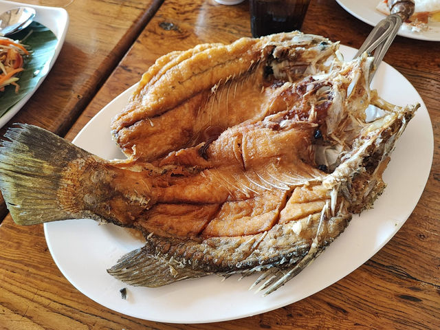 アムパワーで出会った、やさしい味のタイ料理。Khao Mai Pla Manで、静かな水辺のひとときを。🌿🍴