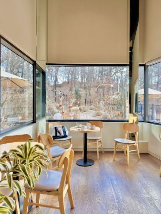 Osan Cafe, a coffee shop with a great mountain view