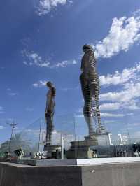 【Ali & Nino Statue／アリ＆ニノ像｜バトゥミ“動く鉄のラブストーリー”】