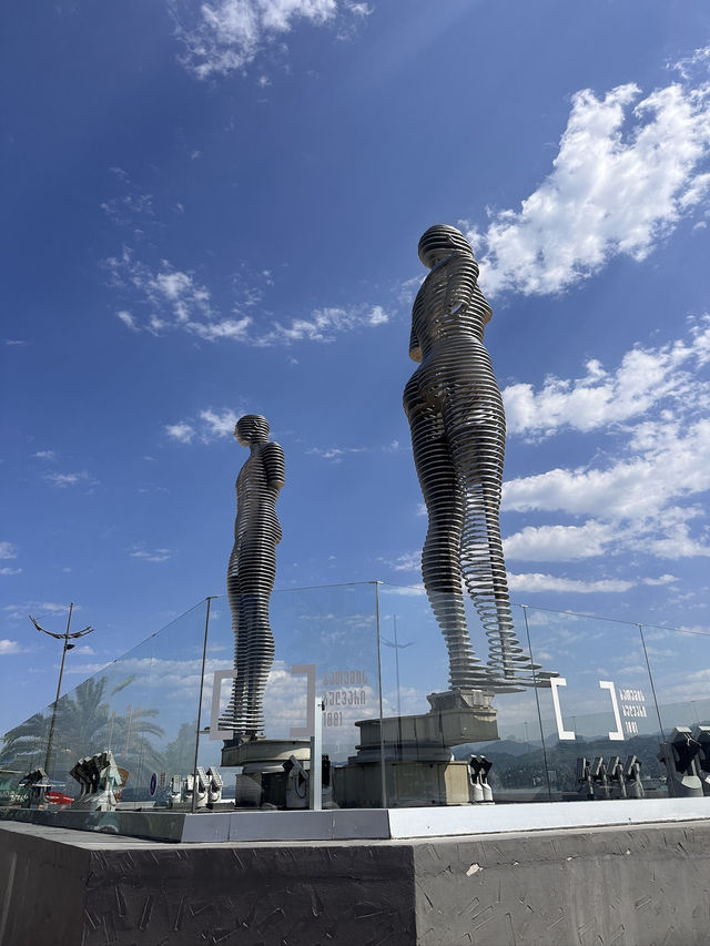 【Ali & Nino Statue／アリ＆ニノ像｜バトゥミ“動く鉄のラブストーリー”】