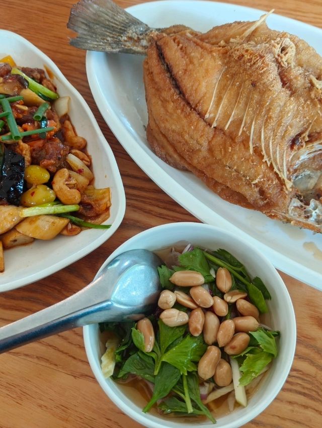 ร้านอาหารและคาเฟ่บรรยากาศดีใกล้ทางด่วนศรีสมาน
