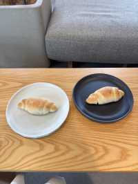 감성적인 내부 분위기와 소금빵에 반하는 사가 카페🥖