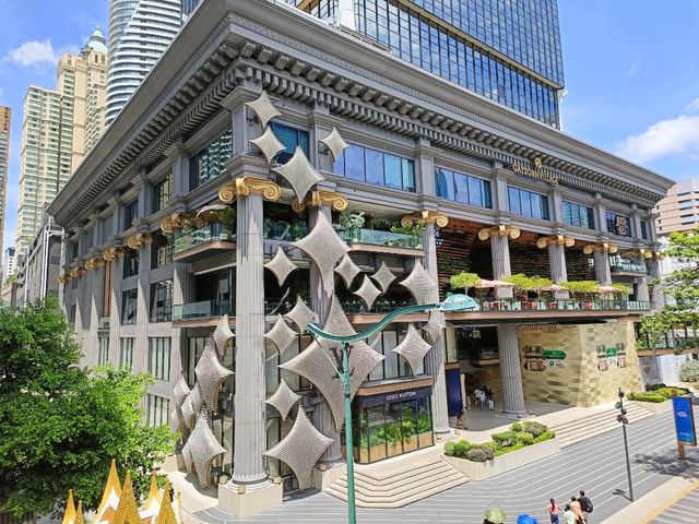 夜幕下的鑽石幻境 ， LV The Place Bangkok 的藝術饗宴。