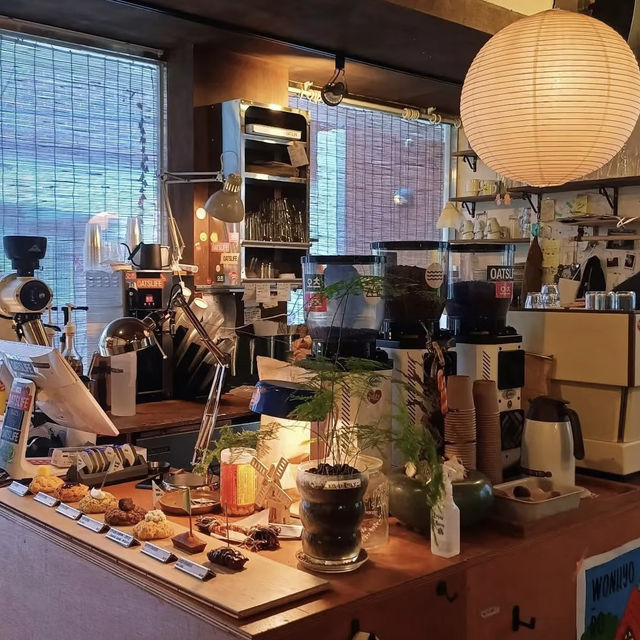 Warmth in Layers & Loaves – My Visit to Oats Coffee, Yeonnam‑dong, Seoul