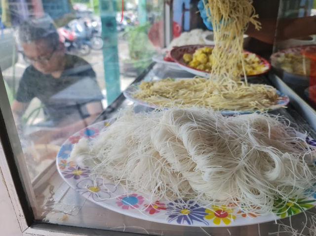 📍 เย็นตาโฟสามพี่น้อง ภูเก็ต