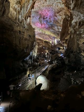 普羅米修斯洞穴的發光岩石與地下魔法