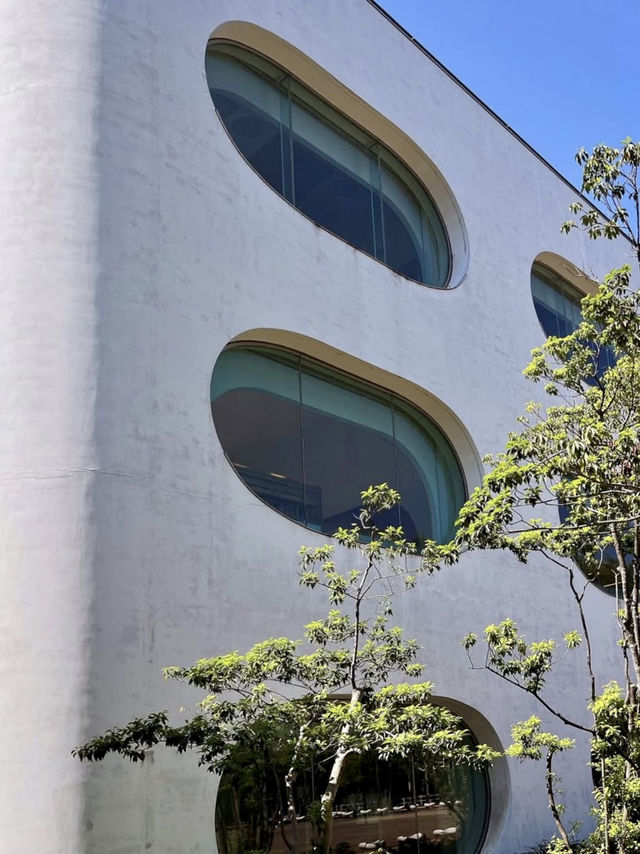 우아한 곡선과 모던한 분위기가 좋은 🏢 도쿄 무사시노 건축 기행 여행지🩵