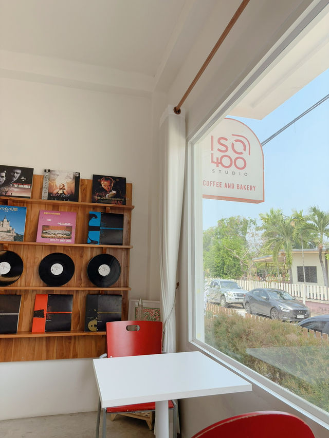 Iso 400 studio คาเฟ่มินิมอลแห่งสารคาม