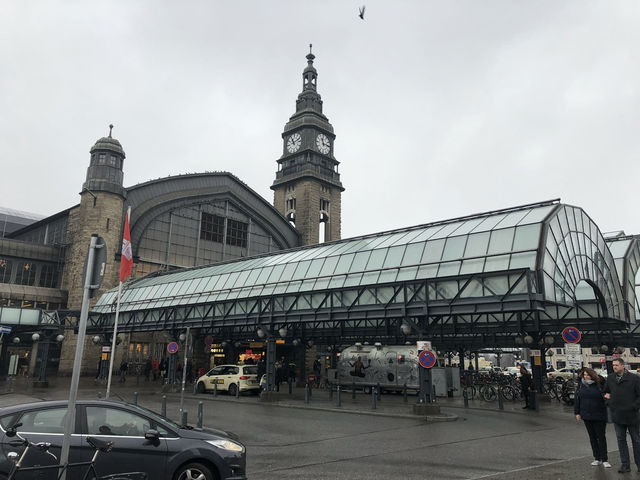  【ハンブルク中央駅｜ドイツ・ハンブルク 「ヨーロッパの旅が動き出す場所。人と時間が交差する壮大なステーション」】
