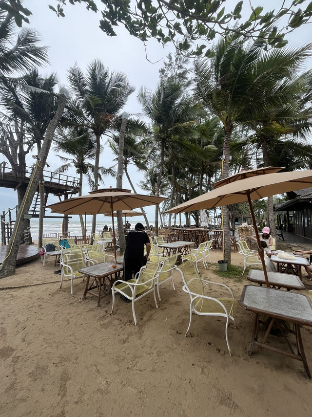 Halehala…จิบเบียร์เย็นๆ ริมหาดเจ้าหลาว 🌊🍻