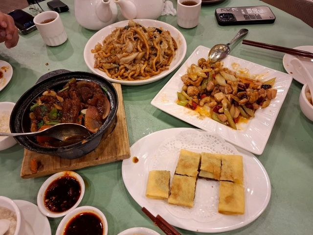 紅燒牛筋腩,紅油抄手,川菜味濃頂瓜瓜!👍👍👍 紅燒牛筋腩,紅油抄手,川菜味濃頂瓜瓜!👍👍👍