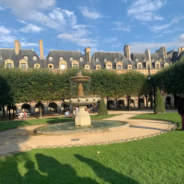 Perfect Square of Parisian Elegance and History