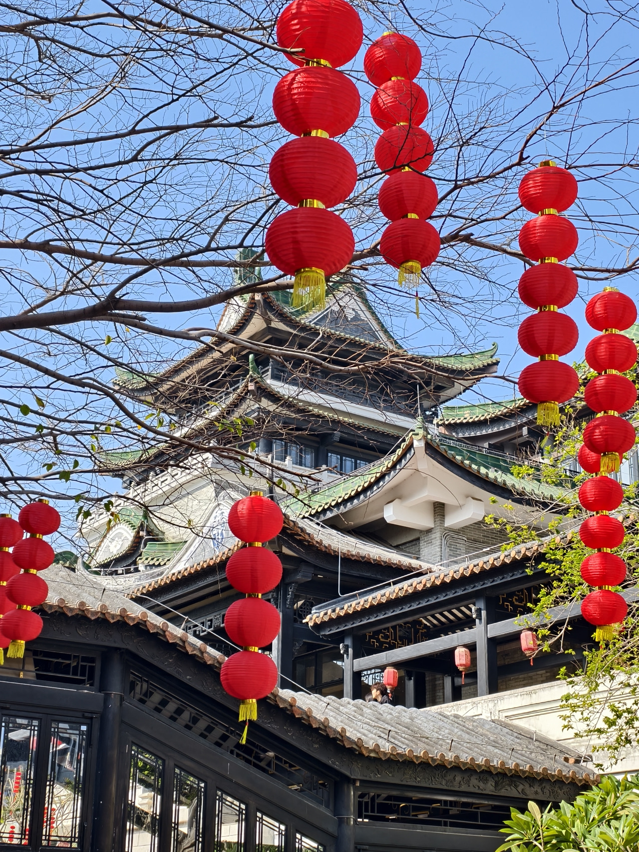 1. Check-in di Menara Canton + Jembatan Haixin: menyaksikan landmark ikonik.
2. Berjalan-jalan di Yongqingfang: melihat perpaduan arsitektur tradisional dan kreativitas budaya modern, juga mengunjungi bekas kediaman Bruce Lee.
3. Berkeliling Pulau Shamian: mengagumi bangunan eksotis bergaya Eropa dan mencium aroma bunga di udara.
4. Ziarah ke Katedral Batu Hati Kudus: melihat menara Gothic yang menjulang tinggi.
5. Berdesakan di Jalan Pejalan Kaki Beijing Road: seperti turis yang penuh sesak.
6. Mengapresiasi Kuil Buddha Agung: melihat aula Buddha yang terang benderang.
7. Berbelanja di Jalan Pejalan Kaki Shangxiajiu: berjalan di bawah bangunan arcade bergaya Minnan, berbelanja pakaian.
8. Bermain sebagai ibu rumah tangga di Jalan Yide: membeli berbagai makanan laut kering di jalan yang sudah berusia seabad, harganya cukup terjangkau.
9. Berkeliling pasar grosir pakaian: dekat Stasiun Guangzhou, banyak bangunan menjual pakaian, sepatu, dan tas; meskipun ini pasar grosir, penjualan eceran juga tersedia.